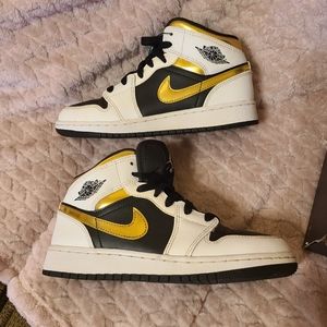 Air Jordan 1 Mid "White/Gold/Black" GS 4Y